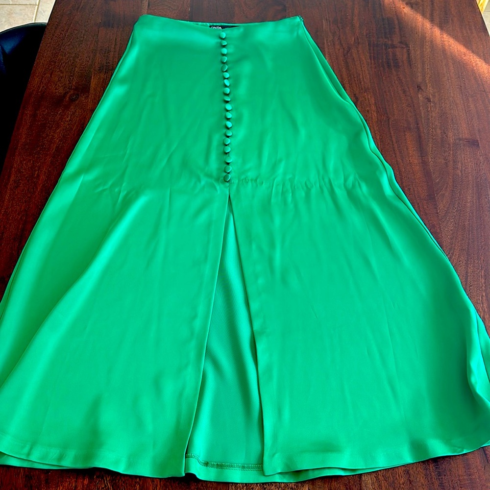 Green button detailed skirt
